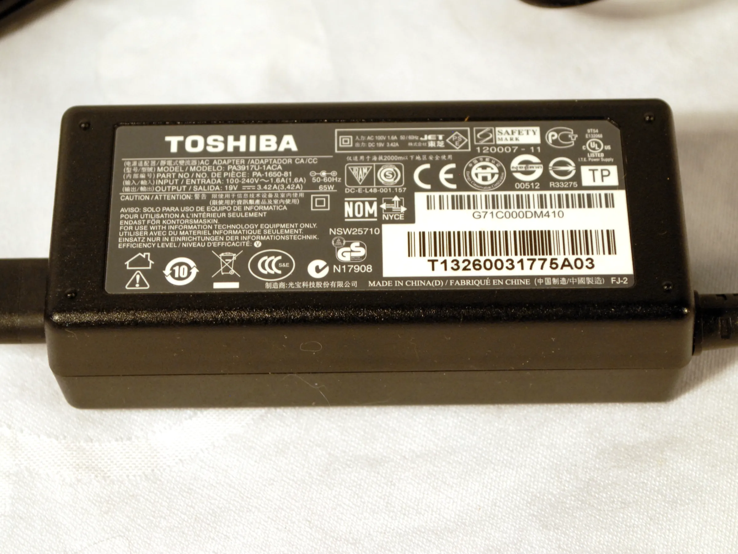 Adapter Toshiba PA3917U-1ACA label